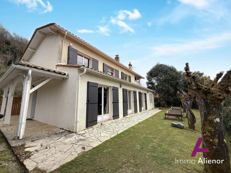 Maison - 202 m² - 6 pièces