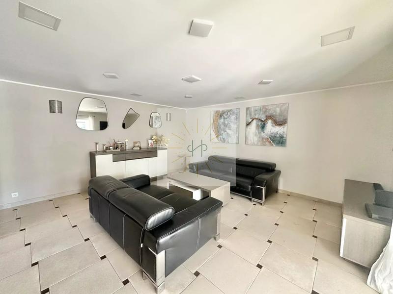 Maison - 161 m² - 9 pièces