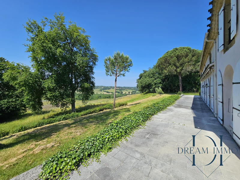 Maison - 420 m² - 11 pièces