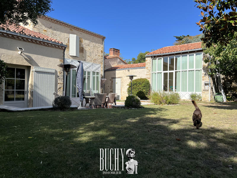 Maison - 318 m² - 9 pièces