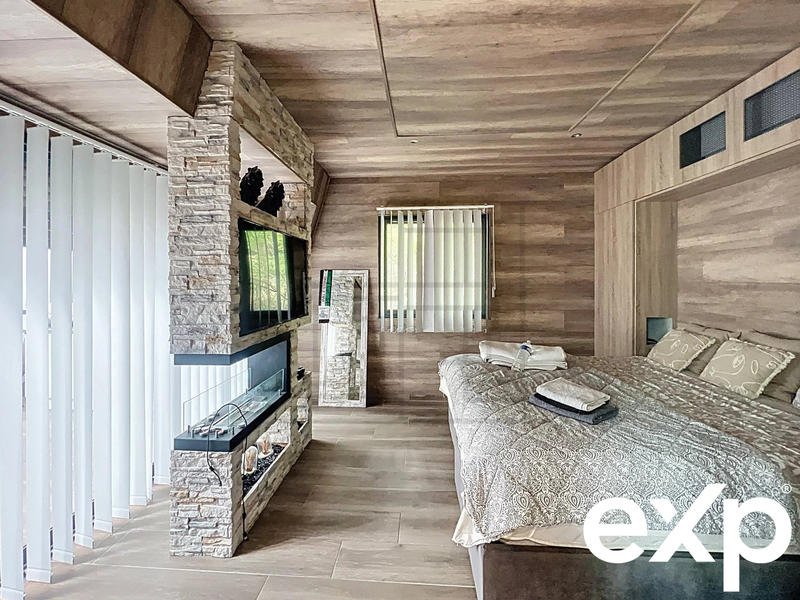 Maison - 260 m² - 10 pièces