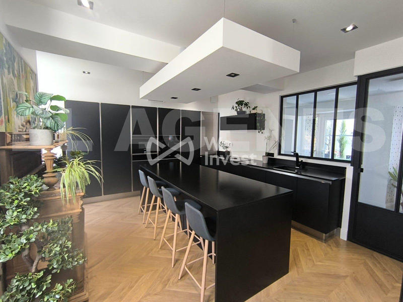 Maison - 282 m² - 13 pièces