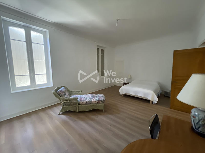 Maison - 331 m² - 9 pièces