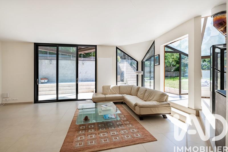 Maison - 214 m² - 9 pièces