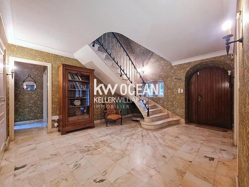 Maison - 213 m² - 8 pièces