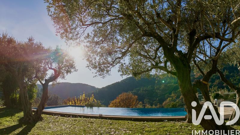 Maison - 204 m² - 7 pièces