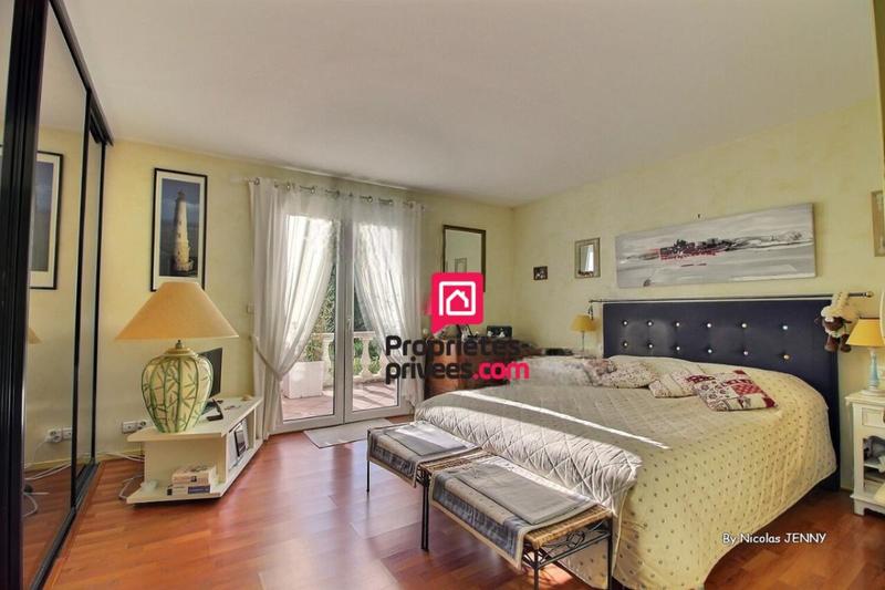 Maison - 225 m² - 7 pièces