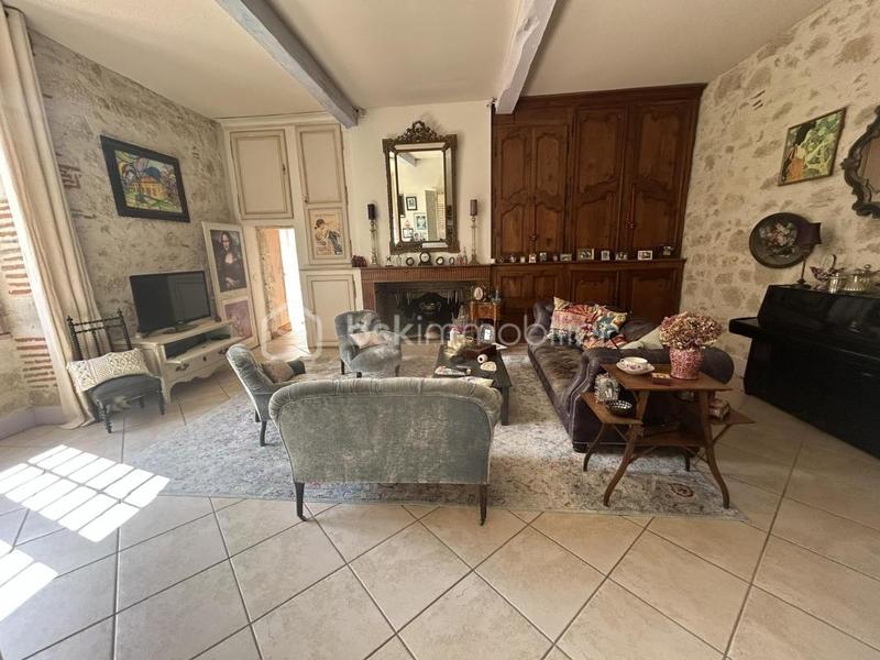 Propriété - 597 m² - 8 pièces