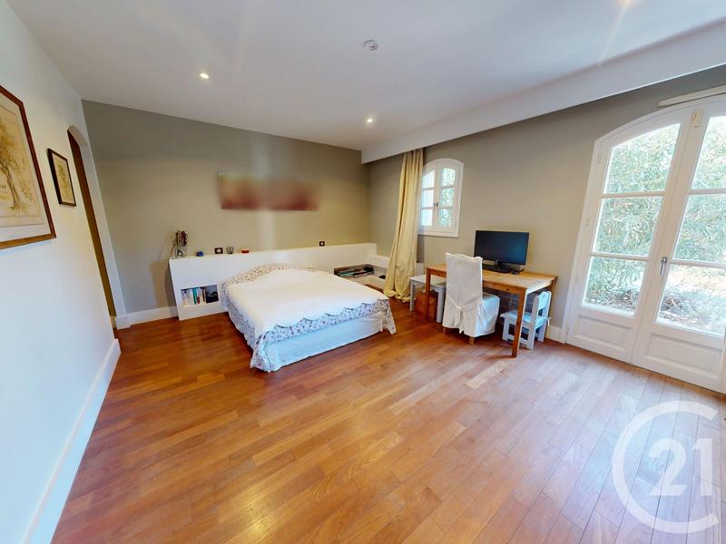 Maison - 216 m² - 6 pièces