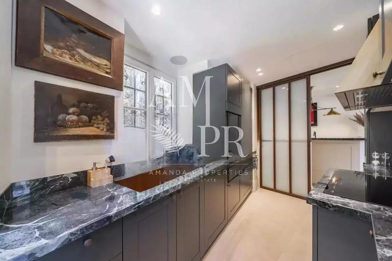 Maison - 300 m² - 8 pièces