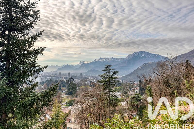 Maison - 233 m² - 8 pièces