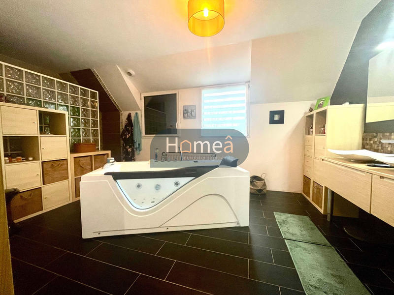 Maison - 241 m² - 5 pièces