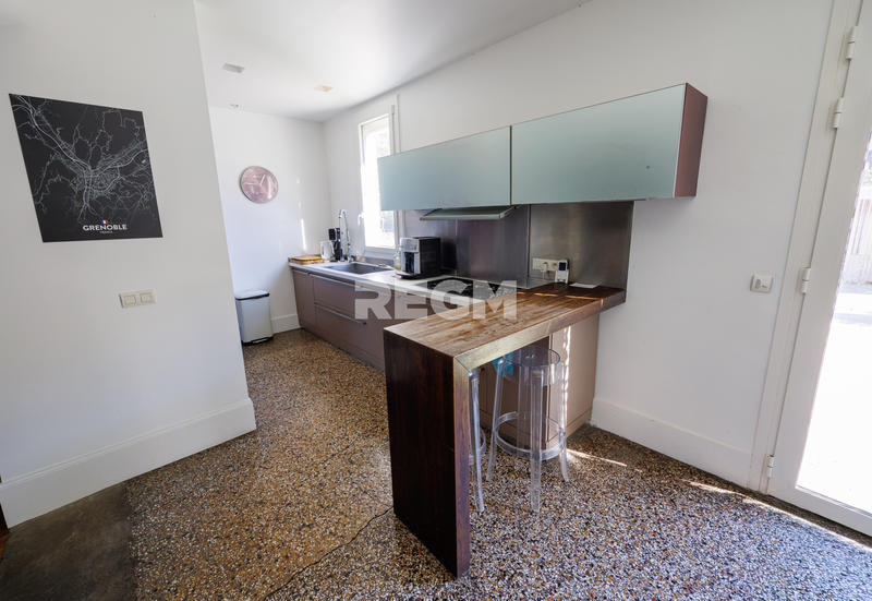 Propriété - 260 m² - 8 pièces