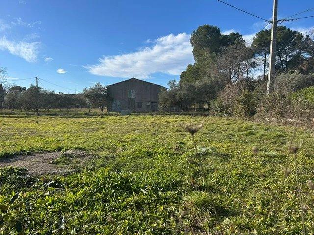 Terrain constructible - 1 873 m²