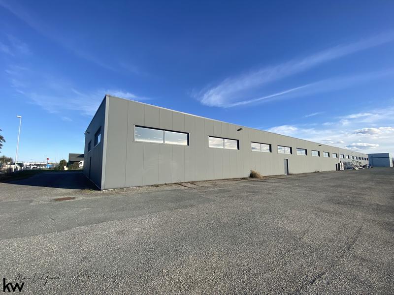 Magasins - 2 438 m²