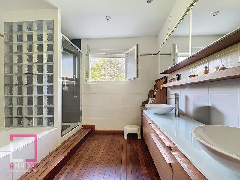 Maison - 217 m² - 7 pièces