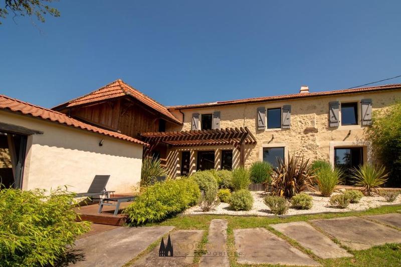 Maison - 440 m² - 12 pièces