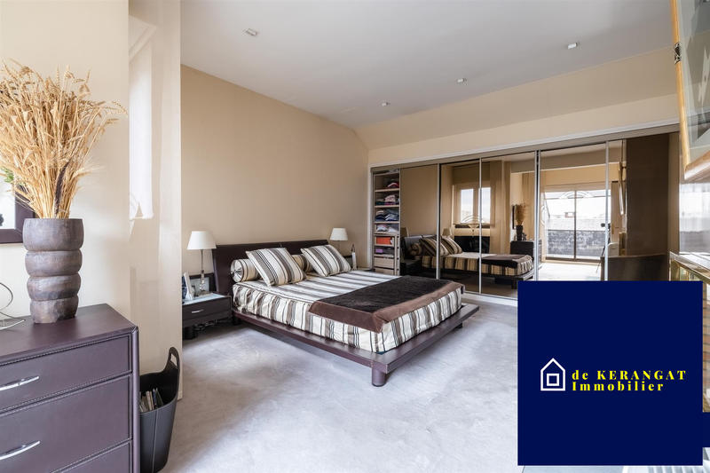 Maison - 239 m² - 10 pièces