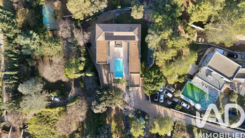 Maison - 221 m² - 5 pièces