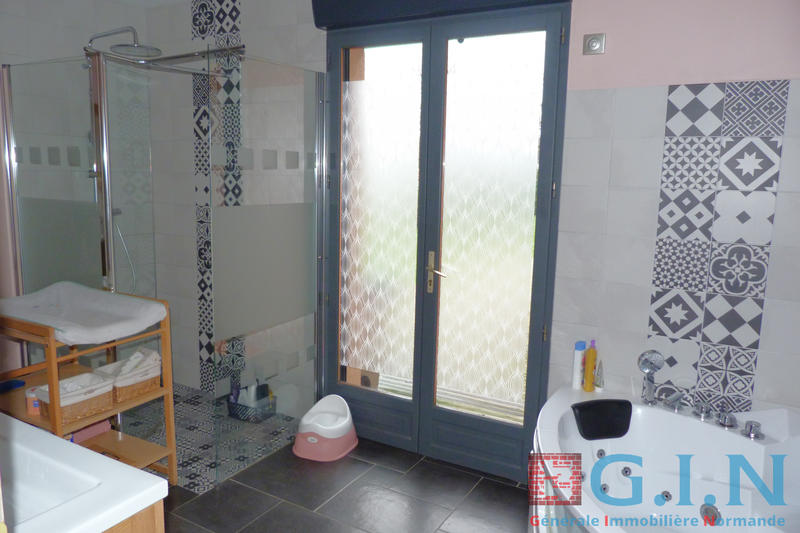 Maison - 213 m² - 10 pièces