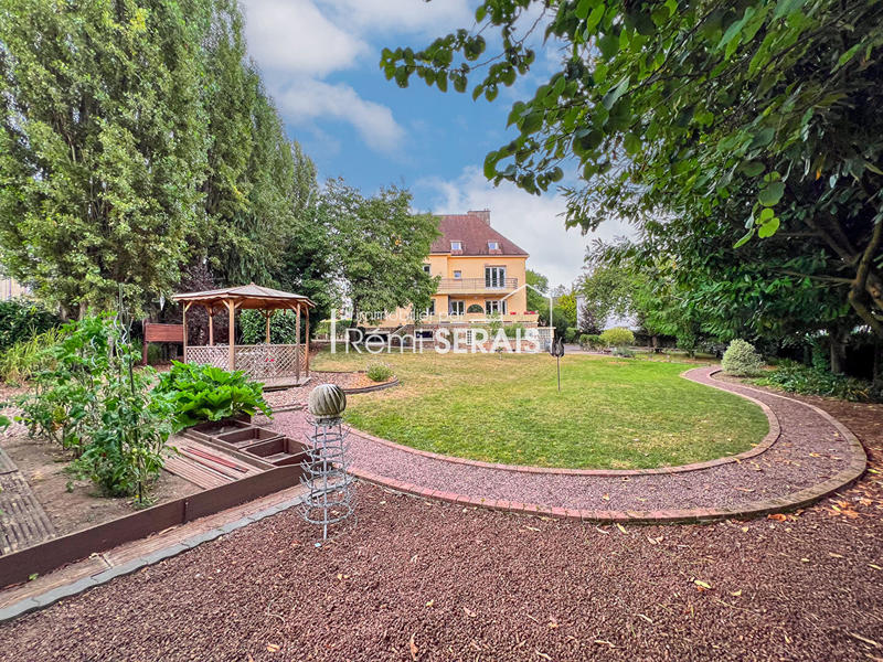 Maison - 248 m² - 9 pièces