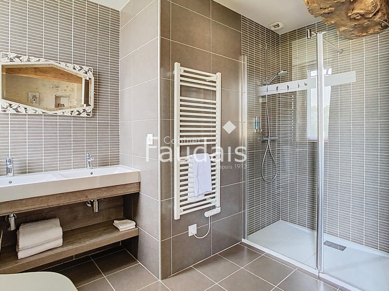 Maison - 415 m² - 16 pièces