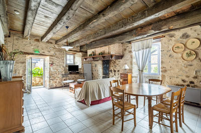 Maison - 1 791 m² - 39 pièces