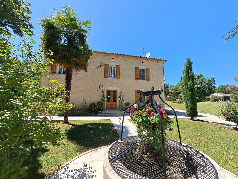 Maison - 432 m² - 10 pièces