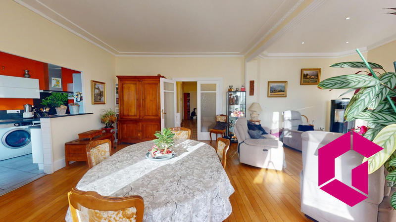 Maison - 337 m² - 9 pièces