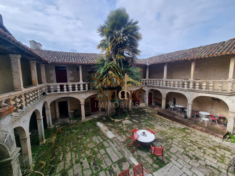 Maison - 427 m² - 13 pièces