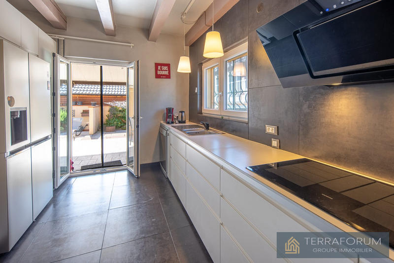 Maison - 202 m² - 9 pièces