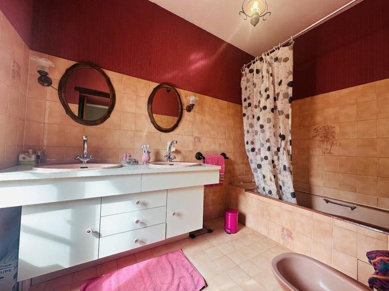 Propriété - 190 m² - 8 pièces