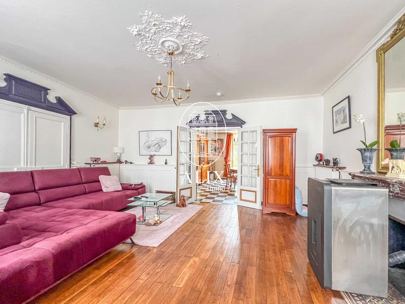 Maison - 252 m² - 10 pièces