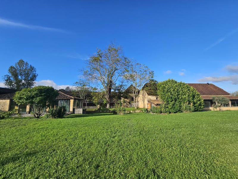 Maison - 2 135 m² - 52 pièces