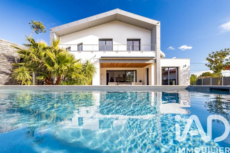 Maison - 260 m² - 6 pièces