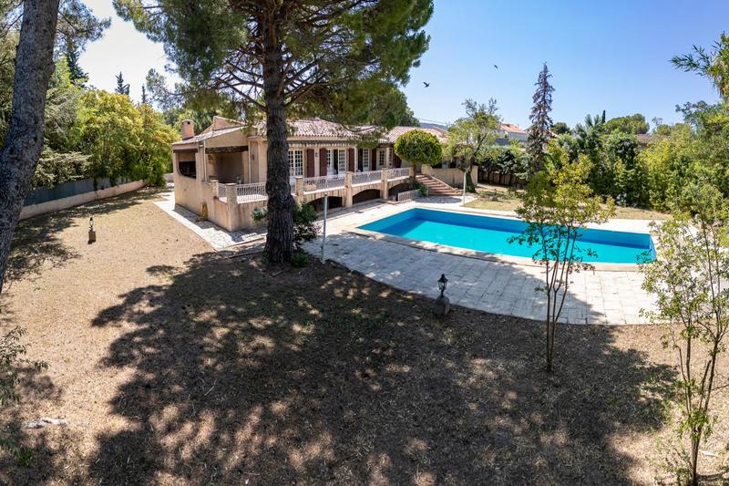 Maison - 219 m² - 6 pièces