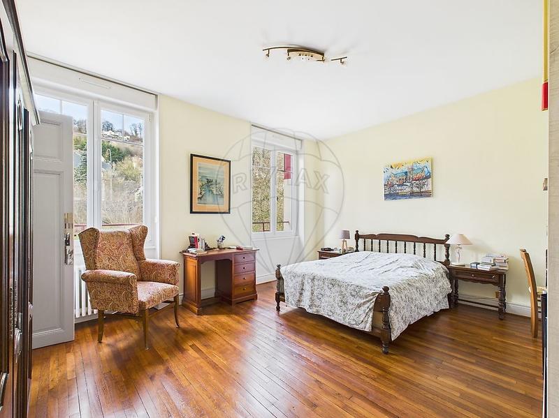 Maison - 210 m² - 10 pièces