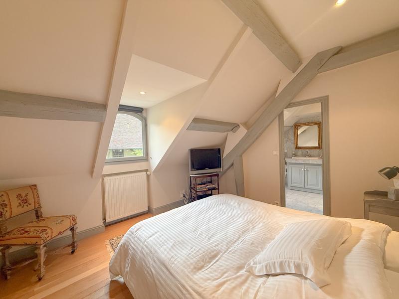 Maison - 280 m² - 10 pièces