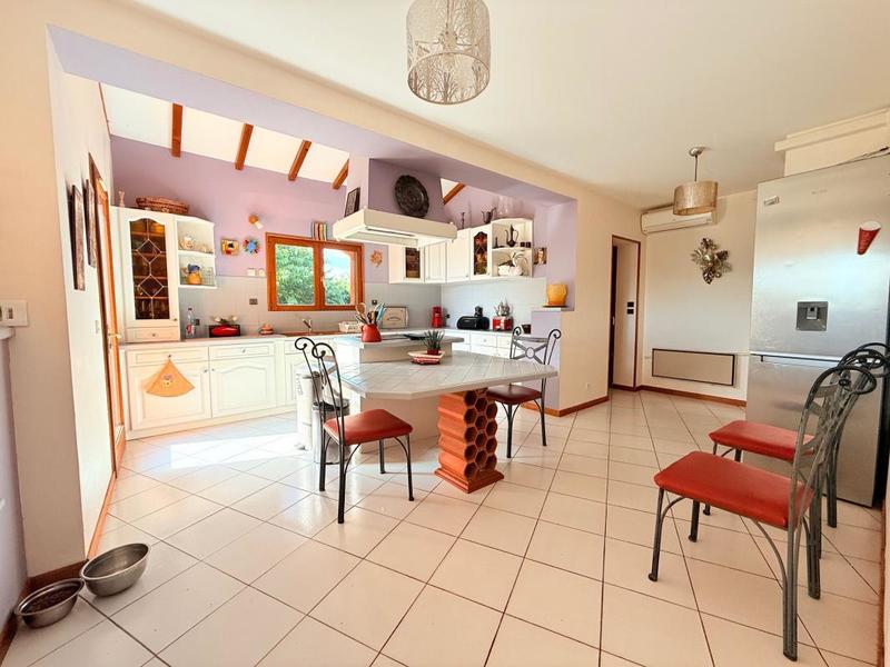 Maison - 250 m² - 6 pièces