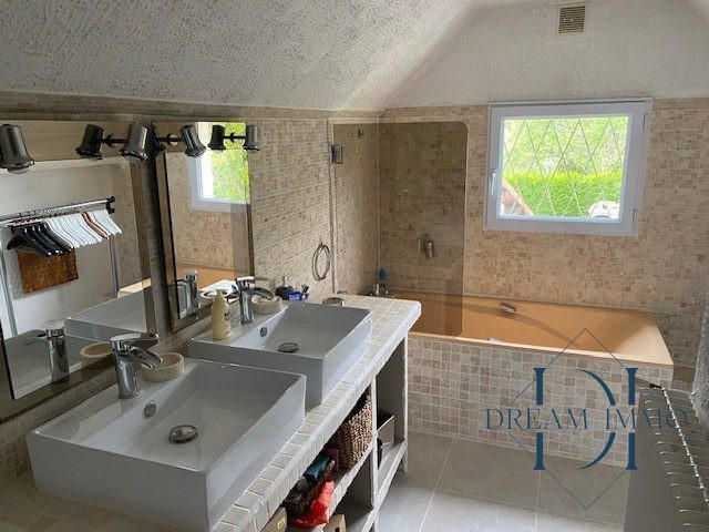 Maison - 270 m² - 10 pièces