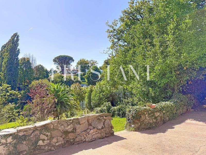 Maison - 256 m² - 12 pièces