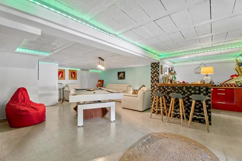 Villa - 256 m² - 8 pièces