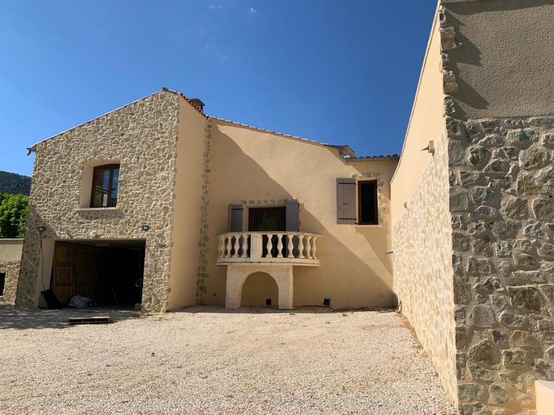 Mas - 350 m² - 14 pièces