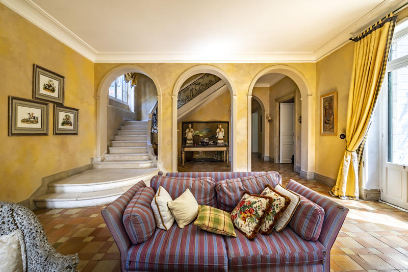 Propriété - 665 m² - 13 pièces