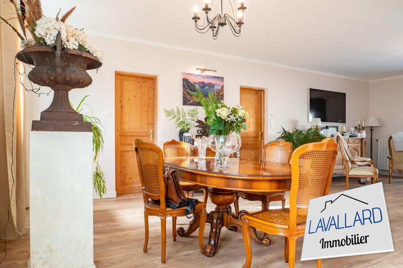 Maison - 205 m² - 9 pièces