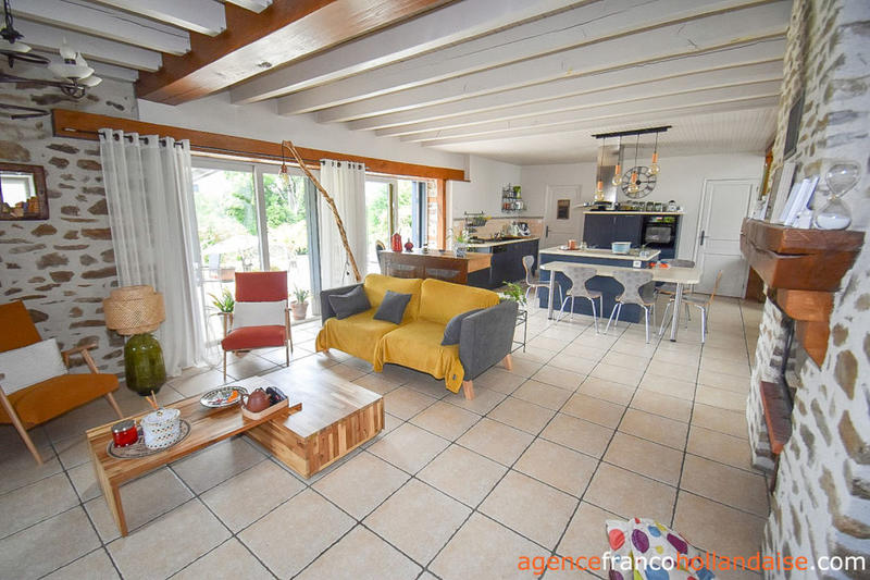 Maison - 216 m² - 9 pièces