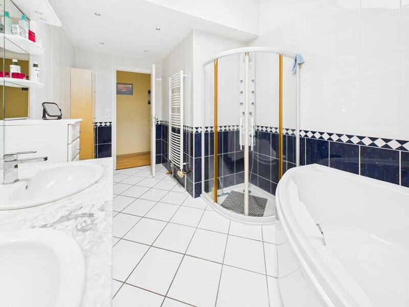 Maison - 239 m² - 6 pièces