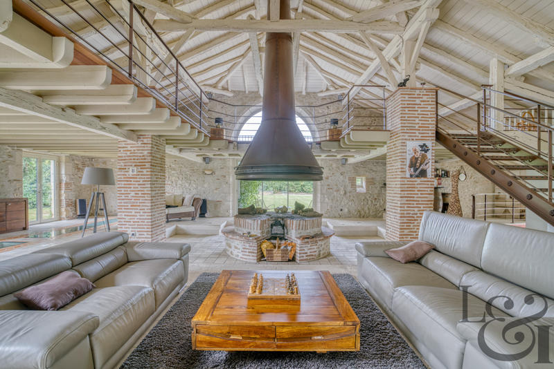 Maison - 769 m² - 8 pièces