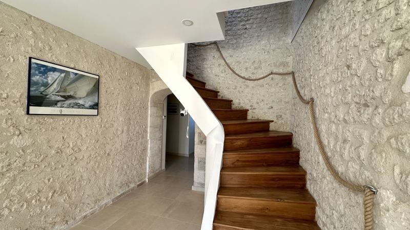 Maison - 235 m² - 6 pièces