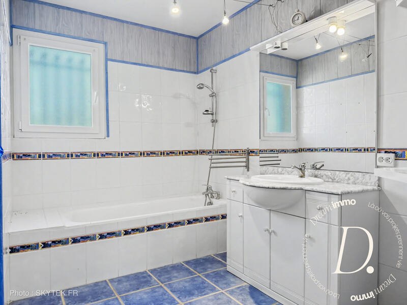 Maison - 274 m² - 9 pièces